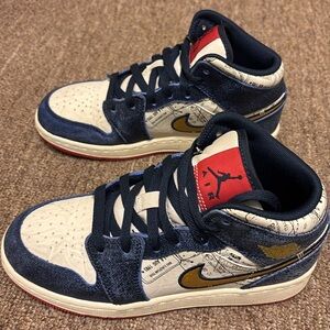 Air Jordan 1 mid SE GS take flight, big boys sneakers.  Size 4Y. Limited